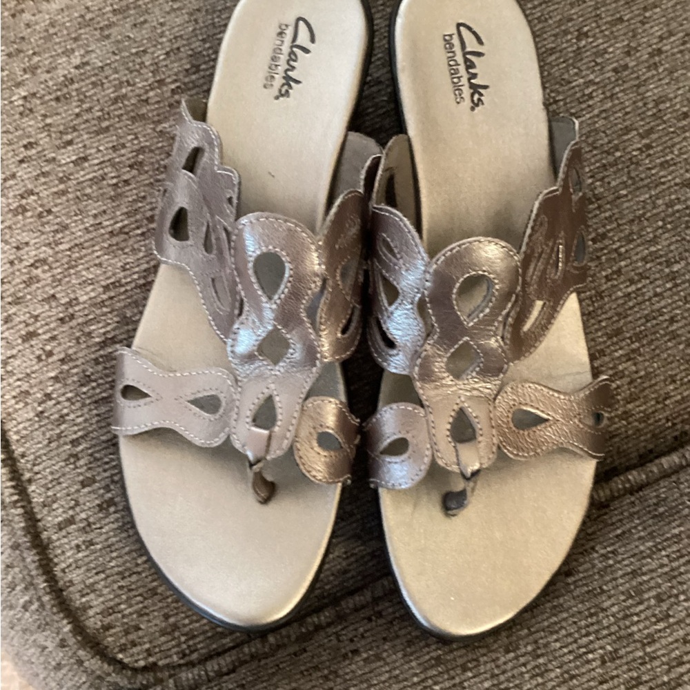 Clarks bendable women’s open toe thong sandal, wedge heel, size 10, NWOT